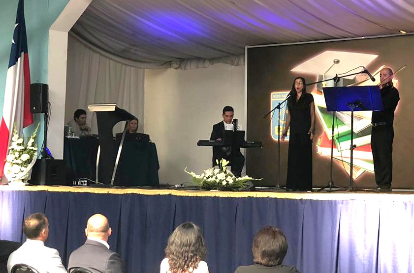 Soprano, tenor y pianista en un escenario