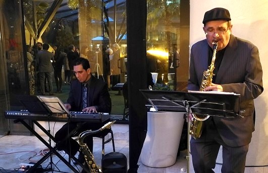 Saxofón y piano en un cóctel