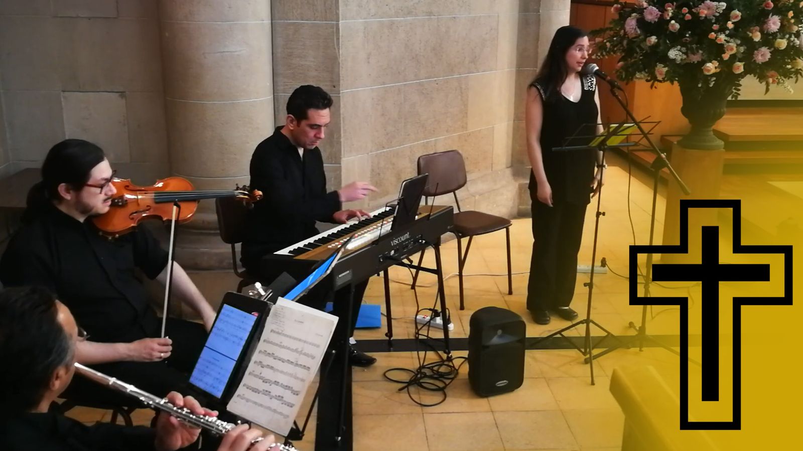 Músicos de Incanto acompañando una misa