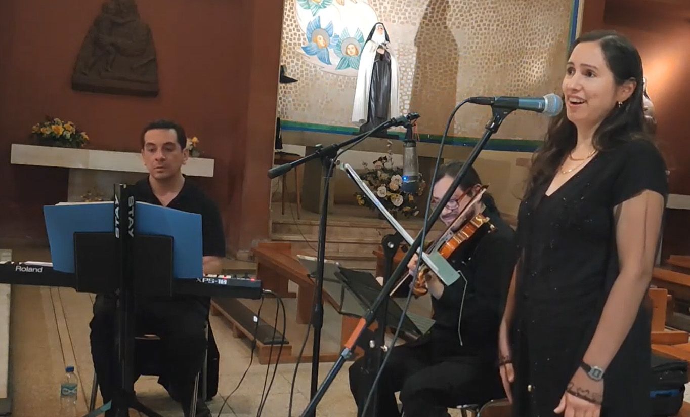 Trío de Incanto: voz femenina, violín y teclado en una iglesia